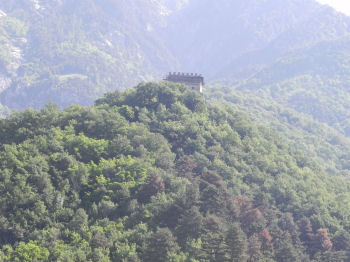 Il Castello Vallaise Superiore ad Arnad (43106 bytes)